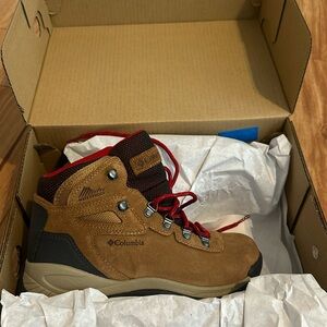 ✨NIB Women’s Columbia Newton Ridge Hiking Boots✨